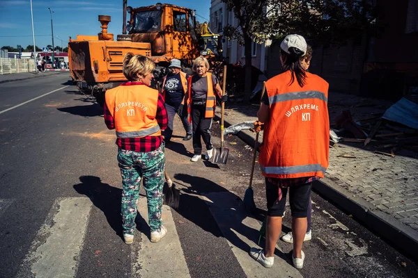 Kharkiv, Ukrayna, 16 Eylül 2025 Temizlik işçileri, Rus Şahin İHA 'sının bir binaya çarptığı sokakta karşılık veriyor. Hasar büyüktü ve bina alev aldı..