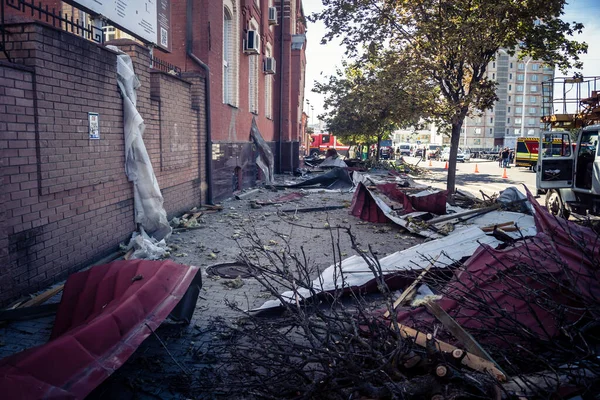 Kharkiv, Ukrayna, 16 Eylül 2025 Kharkiv 'deki bir binaya bir Rus Şaban uçağı çarpmış. Hasar çok fazlaydı. Çatı un ufak oldu, bina alev aldı ve iki kişi öldü..