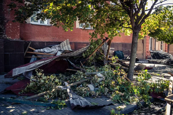 Kharkiv, Ukrayna, 16 Eylül 2025 Kharkiv 'deki bir binaya bir Rus Şaban uçağı çarpmış. Hasar çok fazlaydı. Çatı un ufak oldu, bina alev aldı ve iki kişi öldü..