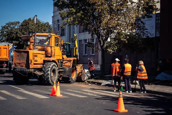 Kharkiv, Ukrayna, 16 Eylül 2025. Rus uçağının çarptığı sokakta temizlik araçları işçisi. Hasar büyüktü ve bina alev aldı..
