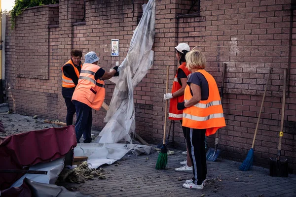 Kharkiv, Ukrayna, 16 Eylül 2025 Temizlik işçileri, Rus Şahin İHA 'sının bir binaya çarptığı sokakta karşılık veriyor. Hasar büyüktü ve bina alev aldı..