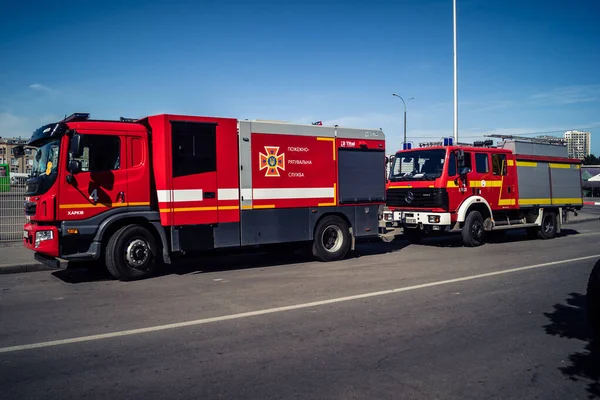 Kharkiv, Ukrayna, 16 Eylül 2025 itfaiye aracı hasarlı binanın yakınına park edilmiş. Hasar büyüktü, bina alev aldı ve çatı un ufak oldu..