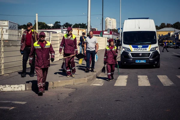 Kharkiv, Ukrayna, 16 Eylül 2025 Temizlik işçileri, Rus Şahin İHA 'sının bir binaya çarptığı sokakta karşılık veriyor. Hasar büyüktü ve bina alev aldı..