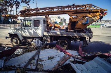Kharkiv, Ukrayna, 16 Eylül 2025. Rus uçağının çarptığı sokakta temizlik araçları işçisi. Hasar büyüktü ve bina alev aldı..