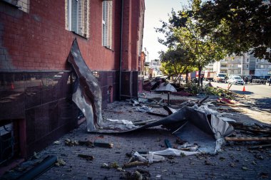 Kharkiv, Ukrayna, 16 Eylül 2025 Kharkiv 'deki bir binaya bir Rus Şaban uçağı çarpmış. Hasar çok fazlaydı. Çatı un ufak oldu, bina alev aldı ve iki kişi öldü..