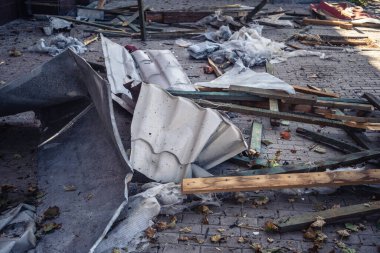 Kharkiv, Ukrayna, 16 Eylül 2025 Kharkiv 'deki bir binaya bir Rus Şaban uçağı çarpmış. Hasar çok fazlaydı. Çatı un ufak oldu, bina alev aldı ve iki kişi öldü..