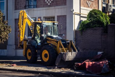 Kharkiv, Ukrayna, 16 Eylül 2025. Rus uçağının çarptığı sokakta temizlik araçları işçisi. Hasar büyüktü ve bina alev aldı..