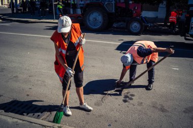 Kharkiv, Ukrayna, 16 Eylül 2025 Temizlik işçileri, Rus Şahin İHA 'sının bir binaya çarptığı sokakta karşılık veriyor. Hasar büyüktü ve bina alev aldı..