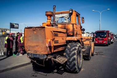 Kharkiv, Ukrayna, 16 Eylül 2025. Rus uçağının çarptığı sokakta temizlik araçları işçisi. Hasar büyüktü ve bina alev aldı..