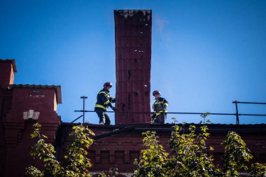 Kharkiv, Ukrayna, 16 Eylül 2025. İtfaiyeciler Rus Şahin İHA 'sının çarptığı bir binaya cevap veriyor. Hasar büyüktü, bina alev aldı ve çatı un ufak oldu..