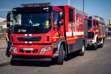 Kharkiv, Ukrayna, 16 Eylül 2025 itfaiye aracı hasarlı binanın yakınına park edilmiş. Hasar büyüktü, bina alev aldı ve çatı un ufak oldu..