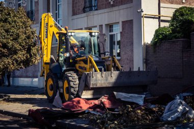 Kharkiv, Ukrayna, 16 Eylül 2025. Rus uçağının çarptığı sokakta temizlik araçları işçisi. Hasar büyüktü ve bina alev aldı..