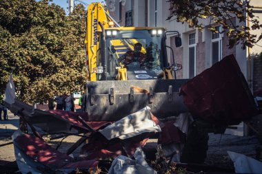 Kharkiv, Ukrayna, 16 Eylül 2025. Rus uçağının çarptığı sokakta temizlik araçları işçisi. Hasar büyüktü ve bina alev aldı..