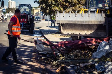 Kharkiv, Ukrayna, 16 Eylül 2025 Temizlik işçileri, Rus Şahin İHA 'sının bir binaya çarptığı sokakta karşılık veriyor. Hasar büyüktü ve bina alev aldı..