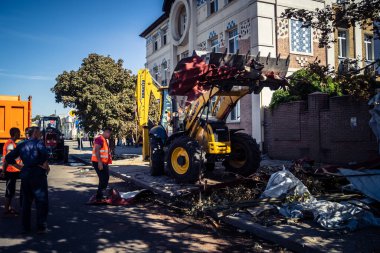 Kharkiv, Ukrayna, 16 Eylül 2025. Rus uçağının çarptığı sokakta temizlik araçları işçisi. Hasar büyüktü ve bina alev aldı..