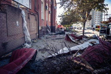 Kharkiv, Ukrayna, 16 Eylül 2025 Kharkiv 'deki bir binaya bir Rus Şaban uçağı çarpmış. Hasar çok fazlaydı. Çatı un ufak oldu, bina alev aldı ve iki kişi öldü..