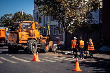 Kharkiv, Ukrayna, 16 Eylül 2025. Rus uçağının çarptığı sokakta temizlik araçları işçisi. Hasar büyüktü ve bina alev aldı..