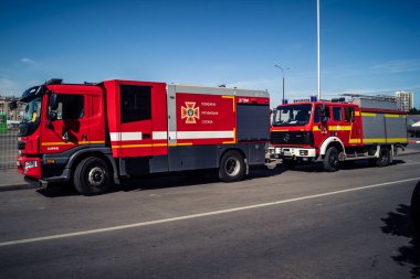 Kharkiv, Ukrayna, 16 Eylül 2025 itfaiye aracı hasarlı binanın yakınına park edilmiş. Hasar büyüktü, bina alev aldı ve çatı un ufak oldu..
