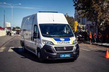 Kharkiv, Ukrayna, 16 Eylül 2025 Polis, Rus Shahed İHA 'sının çarptığı bir binaya cevap veriyor. Hasar büyüktü, bina alev aldı ve çatı un ufak oldu..