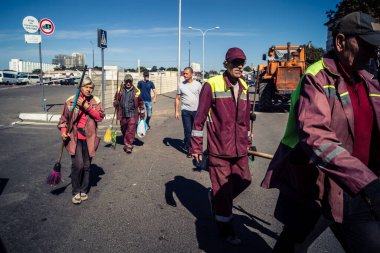Kharkiv, Ukrayna, 16 Eylül 2025 Temizlik işçileri, Rus Şahin İHA 'sının bir binaya çarptığı sokakta karşılık veriyor. Hasar büyüktü ve bina alev aldı..