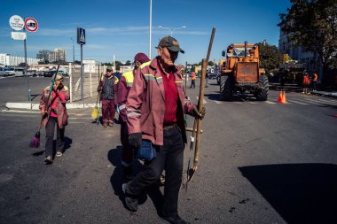 Kharkiv, Ukrayna, 16 Eylül 2025 Temizlik işçileri, Rus Şahin İHA 'sının bir binaya çarptığı sokakta karşılık veriyor. Hasar büyüktü ve bina alev aldı..
