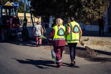 Kharkiv, Ukrayna, 16 Eylül 2025 Temizlik işçileri, Rus Şahin İHA 'sının bir binaya çarptığı sokakta karşılık veriyor. Hasar büyüktü ve bina alev aldı..
