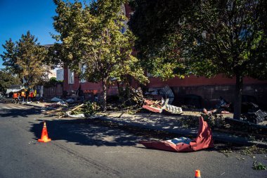 Kharkiv, Ukrayna, 16 Eylül 2025 Kharkiv 'deki bir binaya bir Rus Şaban uçağı çarpmış. Hasar çok fazlaydı. Çatı un ufak oldu, bina alev aldı ve iki kişi öldü..