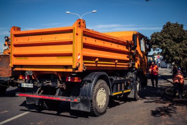 Kharkiv, Ukrayna, 16 Eylül 2025. Rus uçağının çarptığı sokakta temizlik araçları işçisi. Hasar büyüktü ve bina alev aldı..
