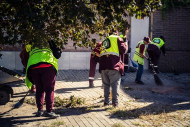 Kharkiv, Ukrayna, 16 Eylül 2025 Temizlik işçileri, Rus Şahin İHA 'sının bir binaya çarptığı sokakta karşılık veriyor. Hasar büyüktü ve bina alev aldı..
