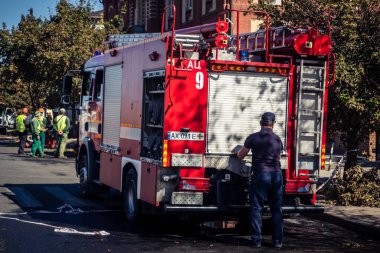 Kharkiv, Ukrayna, 16 Eylül 2025 itfaiye aracı hasarlı binanın yakınına park edilmiş. Hasar büyüktü, bina alev aldı ve çatı un ufak oldu..
