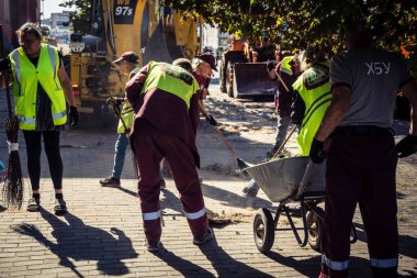 Kharkiv, Ukrayna, 16 Eylül 2025 Temizlik işçileri, Rus Şahin İHA 'sının bir binaya çarptığı sokakta karşılık veriyor. Hasar büyüktü ve bina alev aldı..