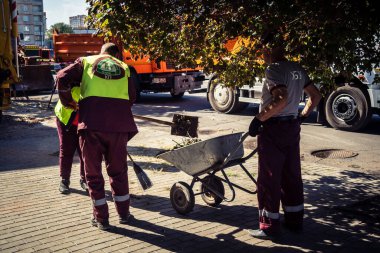Kharkiv, Ukrayna, 16 Eylül 2025 Temizlik işçileri, Rus Şahin İHA 'sının bir binaya çarptığı sokakta karşılık veriyor. Hasar büyüktü ve bina alev aldı..