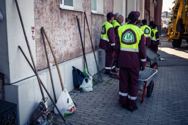 Kharkiv, Ukrayna, 16 Eylül 2025 Temizlik işçileri, Rus Şahin İHA 'sının bir binaya çarptığı sokakta karşılık veriyor. Hasar büyüktü ve bina alev aldı..