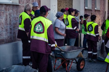 Kharkiv, Ukrayna, 16 Eylül 2025 Temizlik işçileri, Rus Şahin İHA 'sının bir binaya çarptığı sokakta karşılık veriyor. Hasar büyüktü ve bina alev aldı..