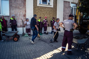 Kharkiv, Ukrayna, 16 Eylül 2025 Temizlik işçileri, Rus Şahin İHA 'sının bir binaya çarptığı sokakta karşılık veriyor. Hasar büyüktü ve bina alev aldı..