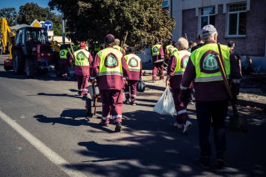Kharkiv, Ukrayna, 16 Eylül 2025 Temizlik işçileri, Rus Şahin İHA 'sının bir binaya çarptığı sokakta karşılık veriyor. Hasar büyüktü ve bina alev aldı..