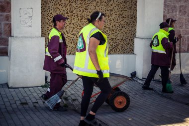 Kharkiv, Ukrayna, 16 Eylül 2025 Temizlik işçileri, Rus Şahin İHA 'sının bir binaya çarptığı sokakta karşılık veriyor. Hasar büyüktü ve bina alev aldı..