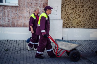 Kharkiv, Ukrayna, 16 Eylül 2025 Temizlik işçileri, Rus Şahin İHA 'sının bir binaya çarptığı sokakta karşılık veriyor. Hasar büyüktü ve bina alev aldı..
