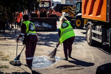 Kharkiv, Ukrayna, 16 Eylül 2025 Temizlik işçileri, Rus Şahin İHA 'sının bir binaya çarptığı sokakta karşılık veriyor. Hasar büyüktü ve bina alev aldı..