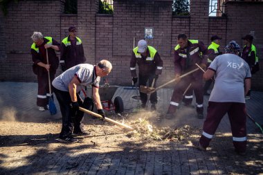 Kharkiv, Ukrayna, 16 Eylül 2025 Temizlik işçileri, Rus Şahin İHA 'sının bir binaya çarptığı sokakta karşılık veriyor. Hasar büyüktü ve bina alev aldı..