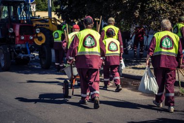 Kharkiv, Ukrayna, 16 Eylül 2025 Temizlik işçileri, Rus Şahin İHA 'sının bir binaya çarptığı sokakta karşılık veriyor. Hasar büyüktü ve bina alev aldı..