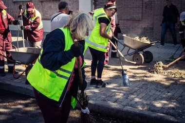 Kharkiv, Ukrayna, 16 Eylül 2025 Temizlik işçileri, Rus Şahin İHA 'sının bir binaya çarptığı sokakta karşılık veriyor. Hasar büyüktü ve bina alev aldı..