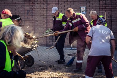 Kharkiv, Ukrayna, 16 Eylül 2025 Temizlik işçileri, Rus Şahin İHA 'sının bir binaya çarptığı sokakta karşılık veriyor. Hasar büyüktü ve bina alev aldı..