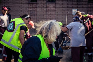 Kharkiv, Ukrayna, 16 Eylül 2025 Temizlik işçileri, Rus Şahin İHA 'sının bir binaya çarptığı sokakta karşılık veriyor. Hasar büyüktü ve bina alev aldı..