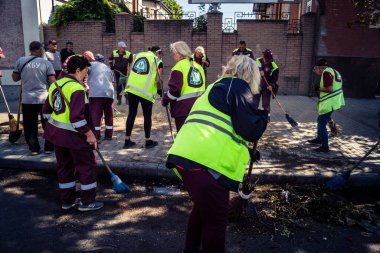Kharkiv, Ukrayna, 16 Eylül 2025 Temizlik işçileri, Rus Şahin İHA 'sının bir binaya çarptığı sokakta karşılık veriyor. Hasar büyüktü ve bina alev aldı..