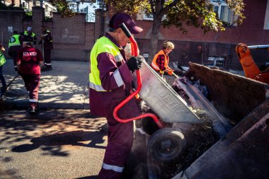 Kharkiv, Ukrayna, 16 Eylül 2025 Temizlik işçileri, Rus Şahin İHA 'sının bir binaya çarptığı sokakta karşılık veriyor. Hasar büyüktü ve bina alev aldı..