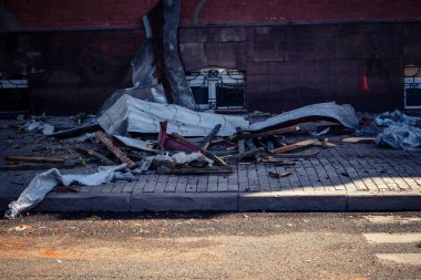 Kharkiv, Ukrayna, 16 Eylül 2025 Kharkiv 'deki bir binaya bir Rus Şaban uçağı çarpmış. Hasar çok fazlaydı. Çatı un ufak oldu, bina alev aldı ve iki kişi öldü..