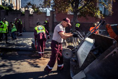 Kharkiv, Ukrayna, 16 Eylül 2025 Temizlik işçileri, Rus Şahin İHA 'sının bir binaya çarptığı sokakta karşılık veriyor. Hasar büyüktü ve bina alev aldı..