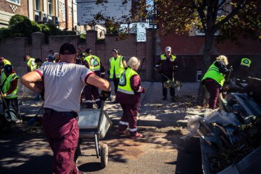 Kharkiv, Ukrayna, 16 Eylül 2025 Temizlik işçileri, Rus Şahin İHA 'sının bir binaya çarptığı sokakta karşılık veriyor. Hasar büyüktü ve bina alev aldı..