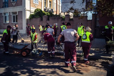 Kharkiv, Ukrayna, 16 Eylül 2025 Temizlik işçileri, Rus Şahin İHA 'sının bir binaya çarptığı sokakta karşılık veriyor. Hasar büyüktü ve bina alev aldı..
